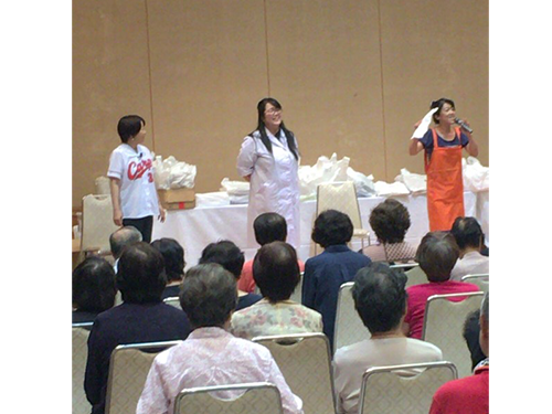 異業種と組んで販売するのは今回で３回目のシニア向けの試食会会場の様子　その１